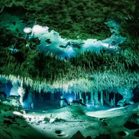 Odbicie lustrzane w powietrzu zgromadzonym pod sufitem, Tulum, Meksyk